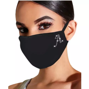 Schwarze Stoffmasken mit Anfangsbuchstabe