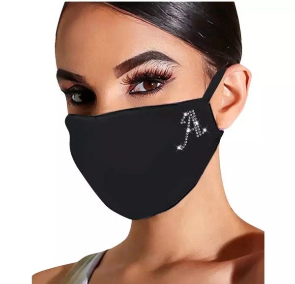 Schwarze Stoffmasken mit Anfangsbuchstabe